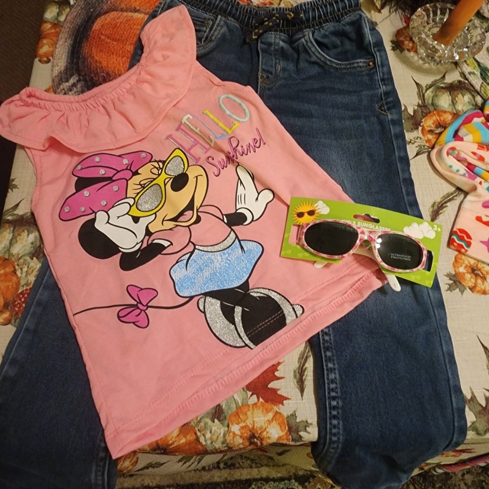 Toddler Girls Blue Jeans and Shirt w/sunglasses